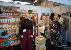 Sanderijn van der Linden vertelt dat GreenHub Imports onder meer aandacht schenkt aan het merk Boody, zij bieden menstruatieondergoed in 2 modellen. Geheel rechts staat collega Koen Freriks. 